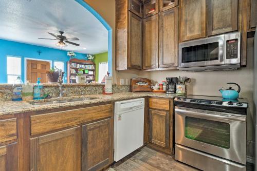 Dapur atau dapur kecil di 4 Mi to Circuit of the Americas Home with 3 Acres