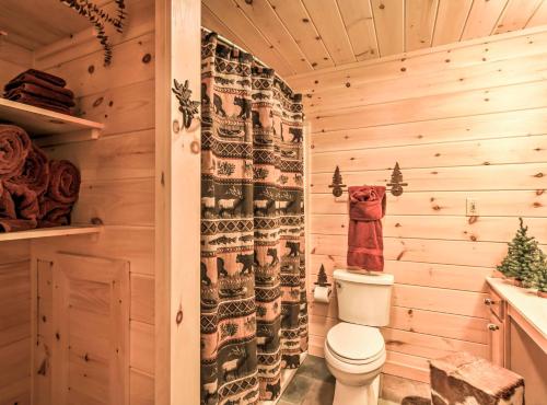 Koupelna v ubytování Hot Tub and Loft Mountain-View Sevierville Cabin