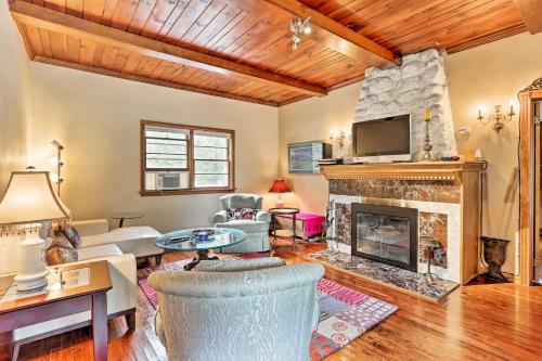Photo de la galerie de l'établissement Wawayanda House on 62 Acres - Multiple Fireplaces!, à Middletown