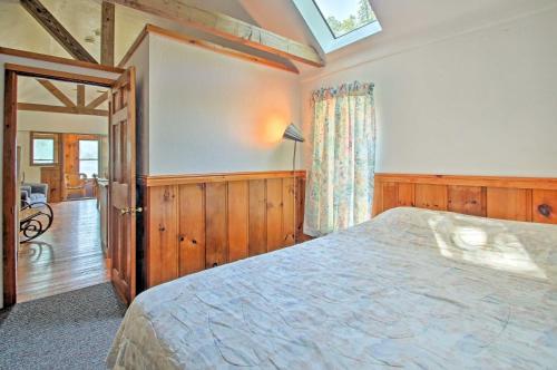 Ένα ή περισσότερα κρεβάτια σε δωμάτιο στο Rustic Lakefront Retreat with Shared Dock and Beach!