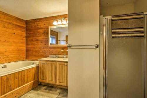 y baño con nevera y lavamanos. en Intervale Mtn Home with Sauna, 5 Mi to North Conway!, en Intervale