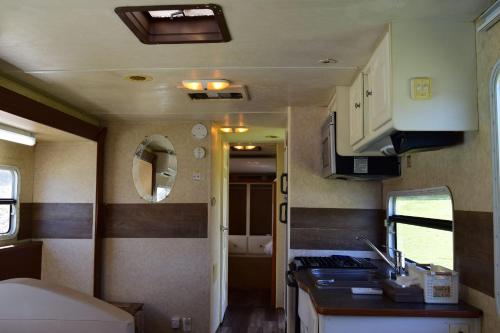 eine kleine Küche in einem Wohnwagen mit Spüle in der Unterkunft Sea Tiger Island Inn Shodoshima in Shodoshima