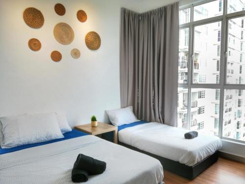 Katil atau katil-katil dalam bilik di Subang City Residence, Spacious Home with Balcony, Walking Distance to Summit, 5min to Sunway