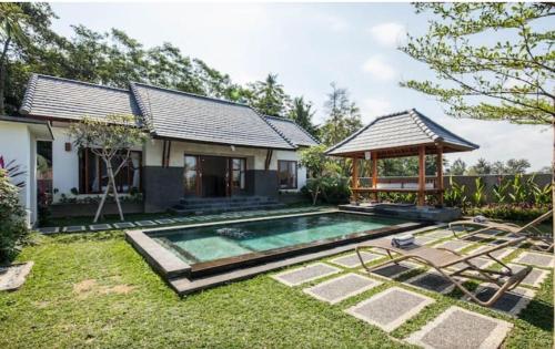 Casa con piscina y cenador en TiTi Villa, en Bringkit