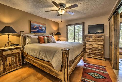 Ein Bett oder Betten in einem Zimmer der Unterkunft Adobe-Style Abode with Amenities - Walk to Plaza!