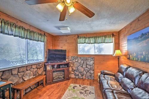 Televisyen dan/atau pusat hiburan di Cabin with Mtn Views - 5 Mi to Mueller State Park!