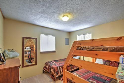 Katil atau katil-katil dalam bilik di Cabin with Mtn Views - 5 Mi to Mueller State Park!