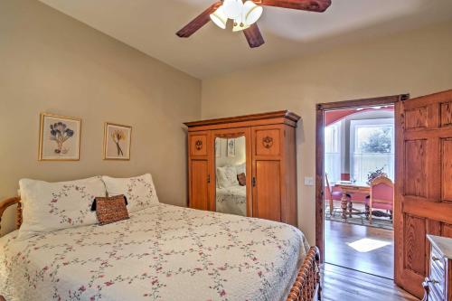 Säng eller sängar i ett rum på Central Colorado Springs Home with Alluring Backyard