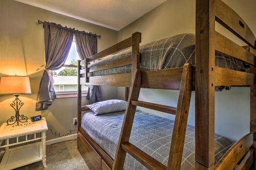 Un dormitorio con dos literas y un escritorio. en Modern Abode with Patio about 1 Mi to Stockton Lake!, en Stockton
