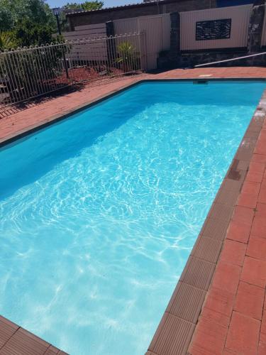 une grande piscine bleue avec de l'eau bleue dans l'établissement Ararat Colonial Lodge Motel, à Ararat