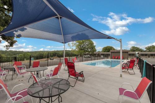 Πισίνα στο ή κοντά στο Lavish Retreat with Decks, Steps to Table Rock Lake!