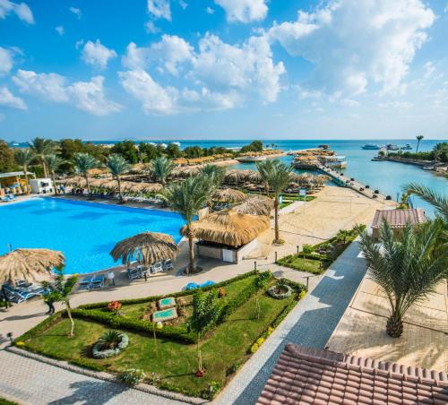 una vista aérea de un complejo con piscina en Sunrise Aqua Joy Resort, en Hurghada