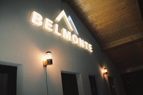 Belmonte Kazbegiに飾ってある許可証、賞状、看板またはその他の書類