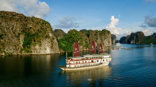 Heritage Line Ylang Cruise - Halong Bay & Lan Ha Bay