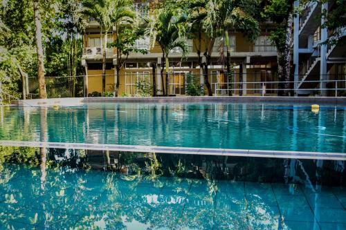 Ambalama Leisure Lounge في Hanwella: مسبح امام مبنى