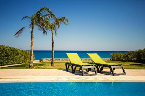 Basen w obiekcie Antonoglou Beach Villas - Waterfront Luxury Retreat lub w pobliżu