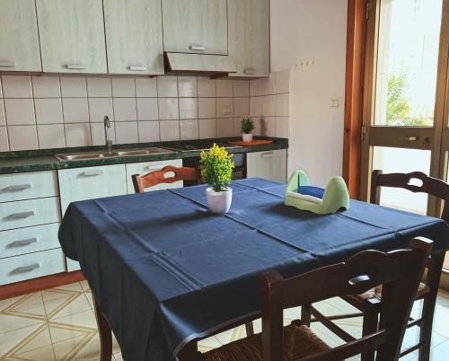 una cucina con tavolo e panna blu di SoleMareSalento Pt a Lido Marini