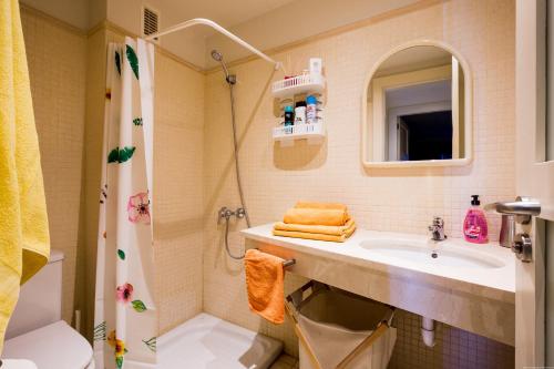 a bathroom with a sink and a shower at Apartamentos Balcon de Los Gigantes in Puerto de Santiago