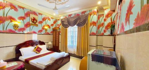 Posteľ alebo postele v izbe v ubytovaní Hoàng Quân Hotel