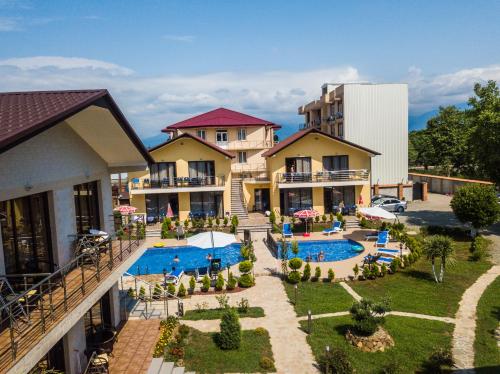 een luchtzicht op een resort met een zwembad bij Hotel Chero in Kobuleti