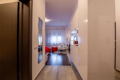 a hallway with a kitchen and a dining room at Studio Residence Militari M6 in Roşu