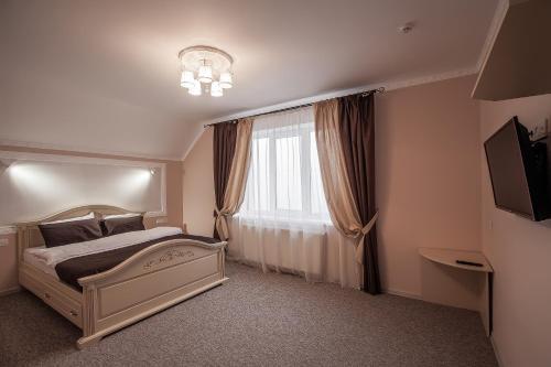 a bedroom with a bed and a window at Золота Гора in Starunya
