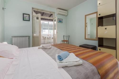 una camera da letto con un grande letto con asciugamani di APARTMENTS LUČO NEAR THE BEACH AND CITY CENTER a Poreč (Parenzo)