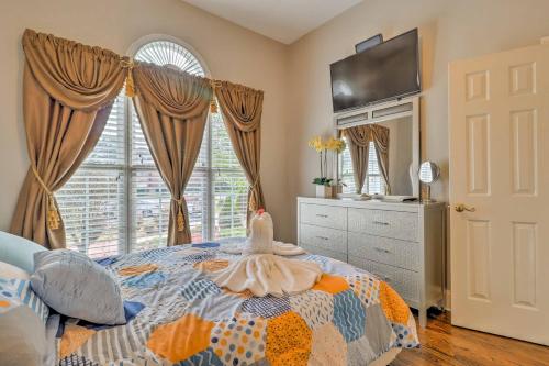 Ένα ή περισσότερα κρεβάτια σε δωμάτιο στο Duluth Home with Patio 22 Mi to Downtown Atlanta!