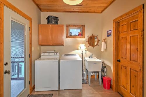 Kitchen o kitchenette sa Beautiful Makanda Cabin in Shawnee National Forest