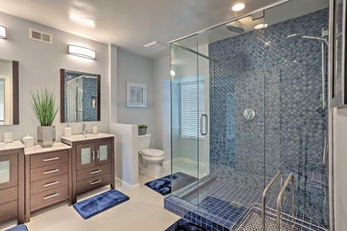 Phòng tắm tại Immaculate Oceanside House with Gazebo - Near Beach!