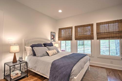 Un pat sau paturi într-o cameră la Enchanting Andersonville Home Steps to Norris Lake