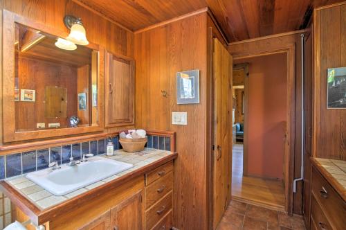Ένα μπάνιο στο Hillside Home with Deck and Views of Tomales Bay!