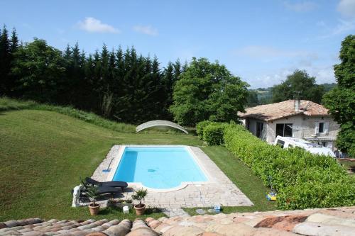 ein Bild eines Schwimmbads im Hof in der Unterkunft la perle du lot gite 5 places in Castelnau-de-Montratier
