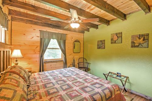 um quarto com uma cama e uma ventoinha de tecto em Scenic Fox Ridge Cabin on 4 Acres with Hot Tub! em Whittier