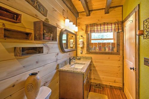Galeriebild der Unterkunft Scenic Fox Ridge Cabin on 4 Acres with Hot Tub! in Whittier
