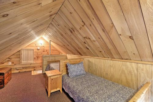 Katil atau katil-katil dalam bilik di Cozy Bakers Mills Cottage Less Than 8 Mi to Gore Mountain!