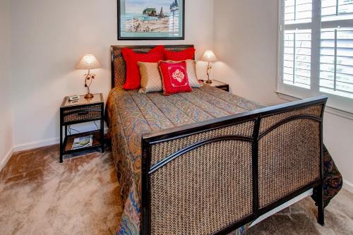 A bed or beds in a room at Serene Bungalow-Style Home in Point Reyes Station!