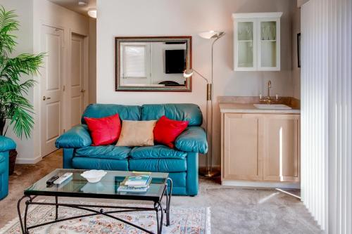 un soggiorno con divano blu e cuscini rossi di Serene Bungalow-Style Home in Point Reyes Station! a Point Reyes Station
