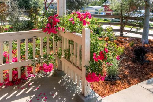 Serene Bungalow-Style Home in Point Reyes Station!