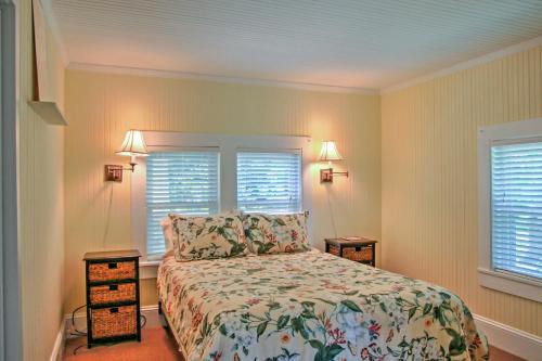 1 dormitorio con 1 cama y 2 ventanas en Secluded and Quiet Coastal Home 1 Mile to Boat Ramp, en Sealevel