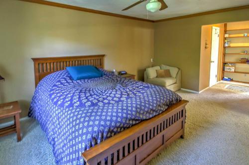 1 dormitorio con 1 cama grande y 1 silla en Private Plymouth Hideaway - 13 Miles to Ann Arbor!, en Canton