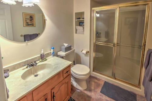 Ένα μπάνιο στο Private Plymouth Hideaway - 13 Miles to Ann Arbor!
