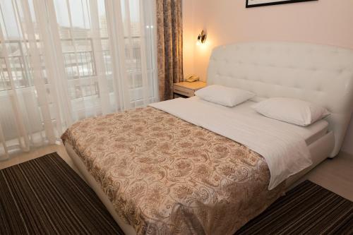 Staybridge Mini-Hotel in Most City PANORAMIC RIVER VIEWにあるベッド