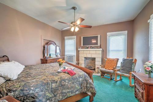 Postel nebo postele na pokoji v ubytování Lampasas Ranch Cabin on 1,200 Acres with Large Yard!