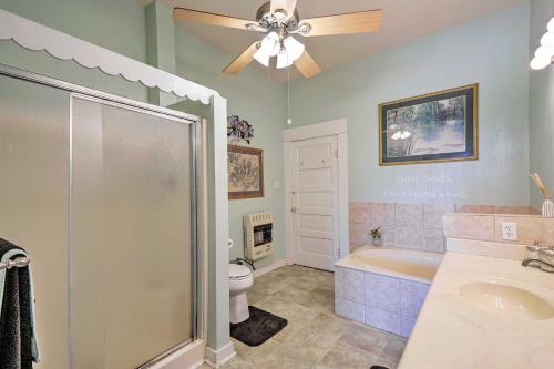 Koupelna v ubytování Lampasas Ranch Cabin on 1,200 Acres with Large Yard!