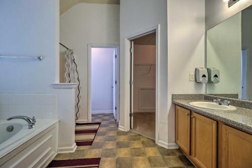 un bagno con lavandino e specchio di Suburban Atlanta Vacation Home - 20 Mi to Downtown ad Atlanta