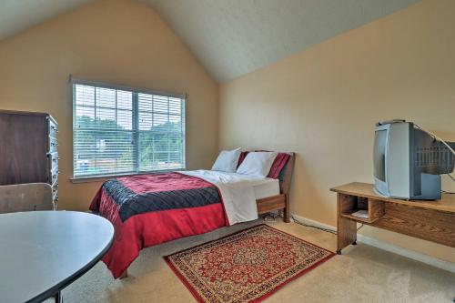 una piccola camera da letto con un letto e una TV di Suburban Atlanta Vacation Home - 20 Mi to Downtown ad Atlanta
