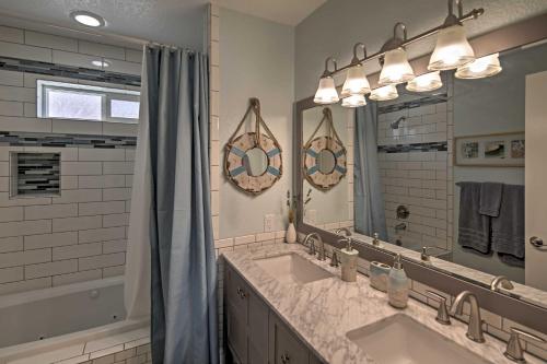 Koupelna v ubytování Gorgeous Hilltop Lake Havasu Home with Private Pool!