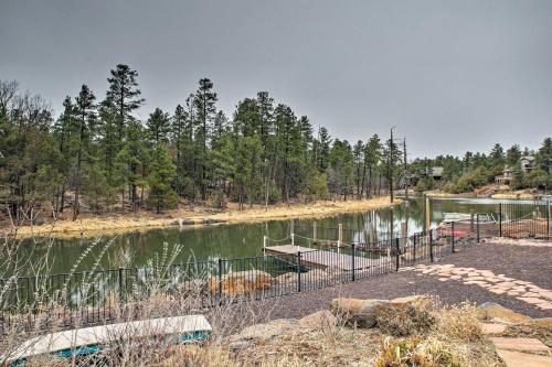 パイントップ・レイクサイドにあるCabin on Rainbow Lake Views, Hot Tub and Dockのギャラリーの写真