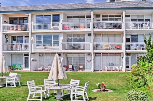 Κήπος έξω από το Colorful Virginia Beach Studio - Steps to Beach!